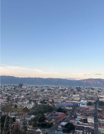 Mirador desde donde se observa Quetzaltenango: modernidad y contrastes