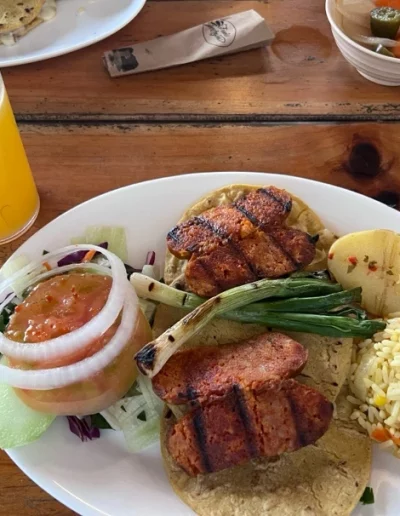 Plato tradicional con tortilla, chorizos y verduras: base alimentaria en los altiplanos