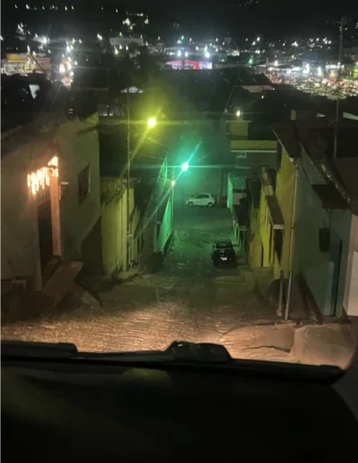 Calle empinada en Quetzaltenango: el terreno como parte de las formas de habitar la ciudad